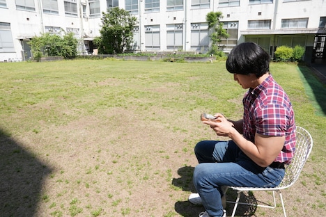 1人でカリンバを弾くかけおち・青木マッチョ