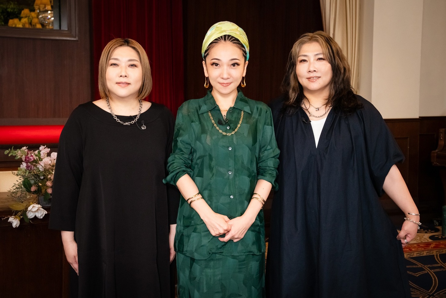 「やすとものいたって真剣です」に出演するMCの海原やすよ ともこ、ゲストのMISIA（中央）