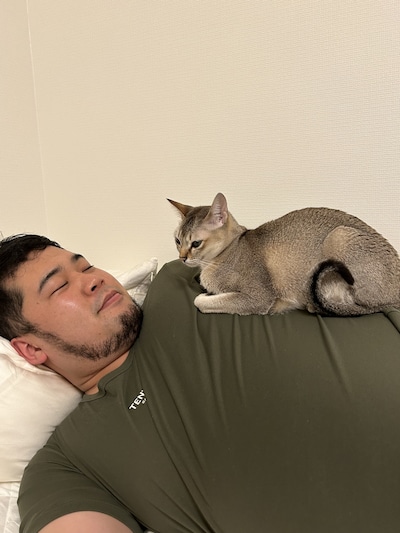 令和ロマン・松井ケムリと愛猫