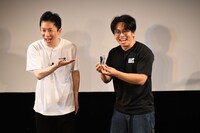 グッズのアクリルスタンドを紹介するシティホテル3号室