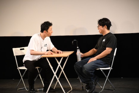 再現コントを披露するシティホテル3号室