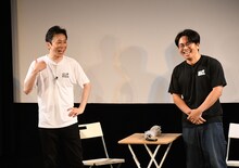 再現コントを終え、笑うシティホテル3号室