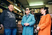 「ブラタモリ」で三軒茶屋の魅力に迫るタモリ（中央）