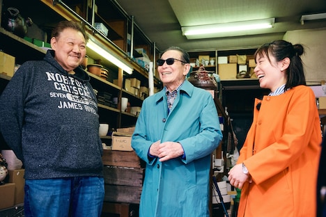 「ブラタモリ」で三軒茶屋の魅力に迫るタモリ（中央）