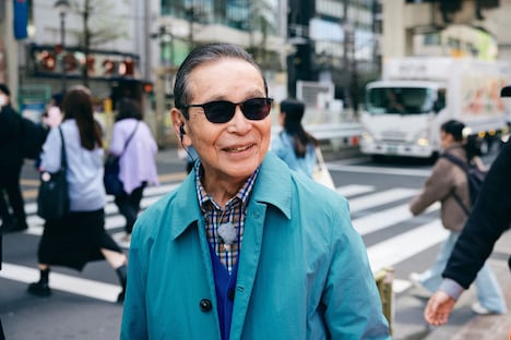 三軒茶屋を歩くタモリ