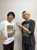 「祝！結成20周年 記念湯呑み」を持つ三四郎