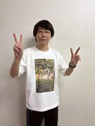 三四郎「フォトTシャツ」の着用イメージ