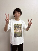 三四郎「フォトTシャツ」の着用イメージ