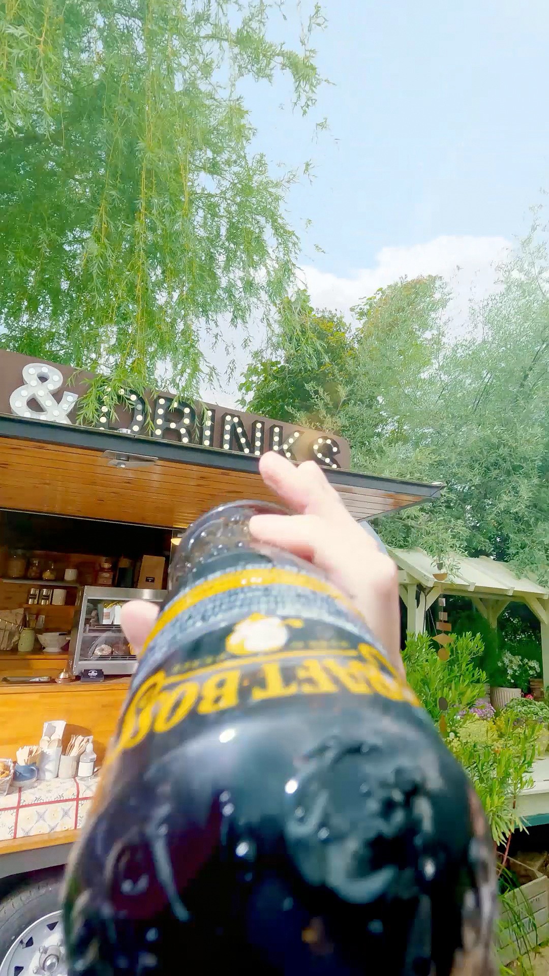 令和ロマン・ケムリが出演する「CRAFT BOSS SUMMER CAFE ボス、冷えてる！」編より