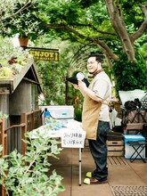 暑さ対策グッズで涼む令和ロマン・ケムリ