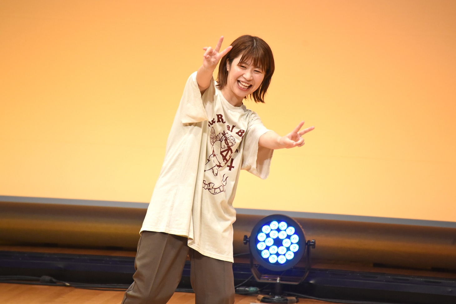 エンディングでピースするAマッソ加納