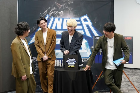 抽選に臨む兄弟