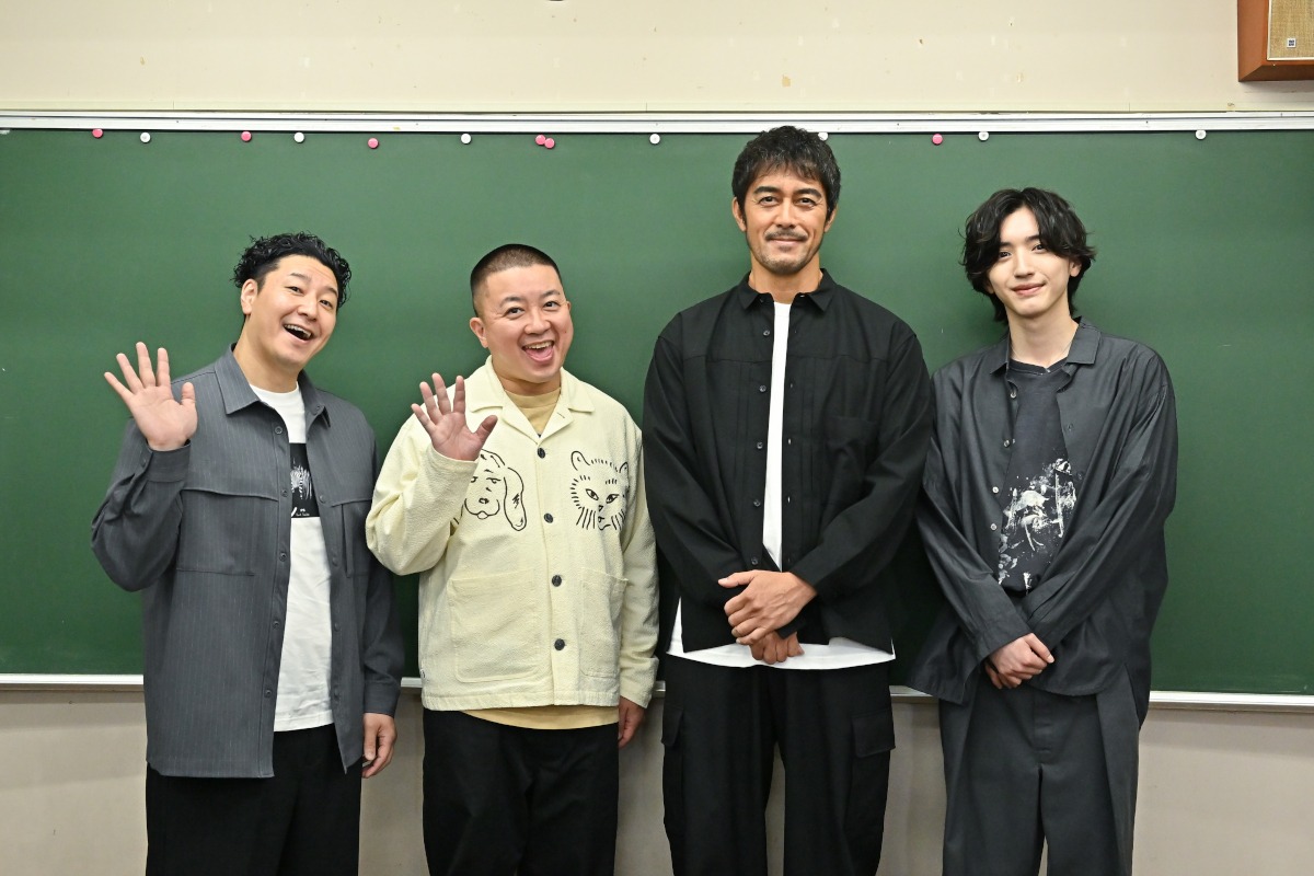 「相席グルメサプライズ！おじゃまめし」に出演する（左から）チョコレートプラネット、阿部寛、道枝駿佑