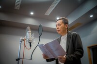 アニメ「アン・シャーリー」のアフレコに臨む爆笑問題・太田