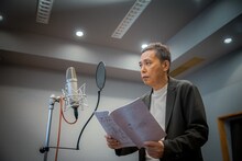 アニメ「アン・シャーリー」のアフレコに臨む爆笑問題・太田