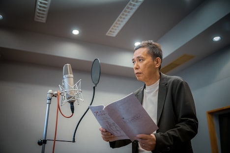 アニメ「アン・シャーリー」のアフレコに臨む爆笑問題・太田