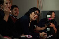 「ケム-1グランプリ」の審査員席につく令和ロマンくるま