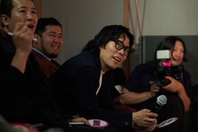 「ケム-1グランプリ」の審査員席につく令和ロマンくるま