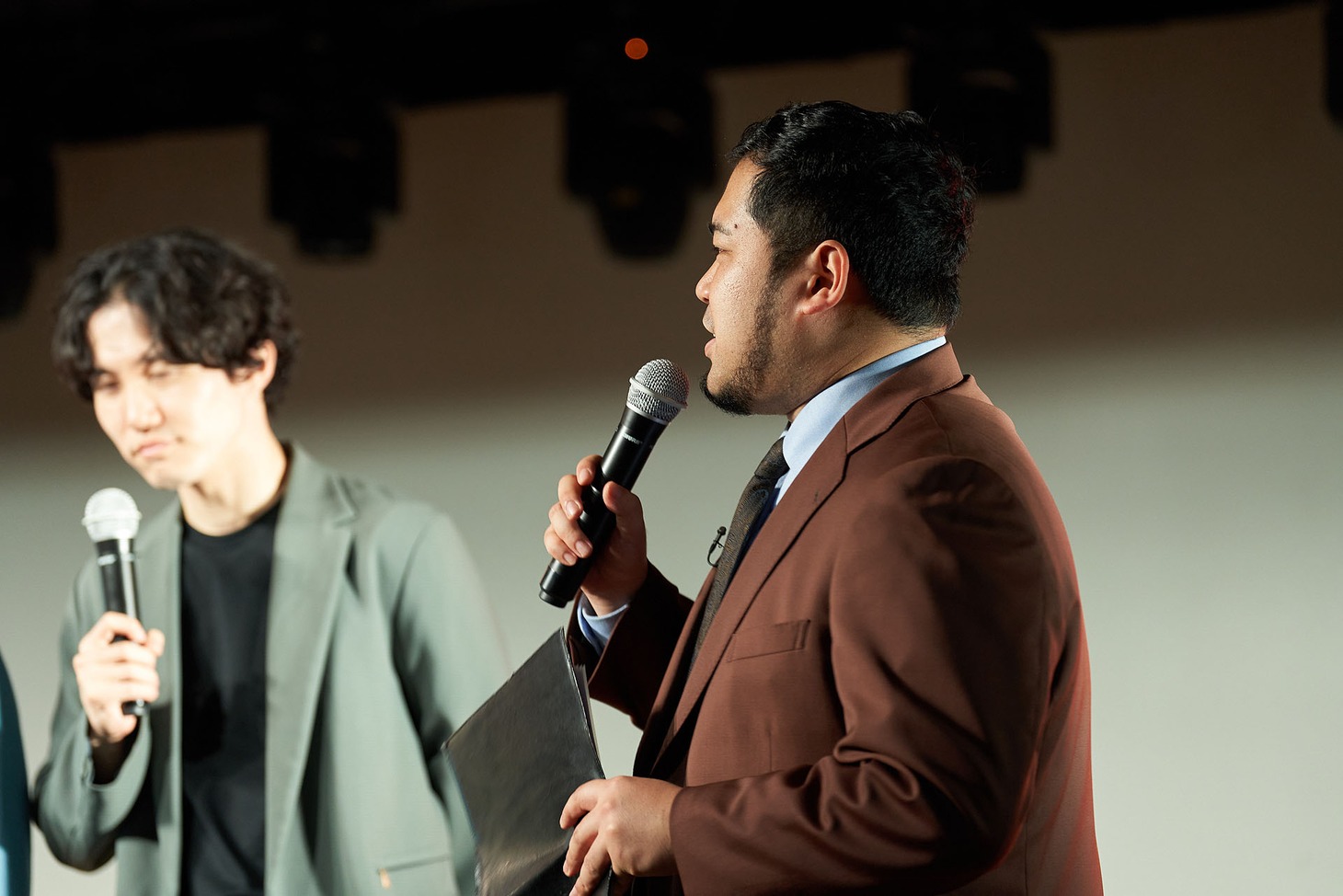 令和ロマン・ケムリ（右）