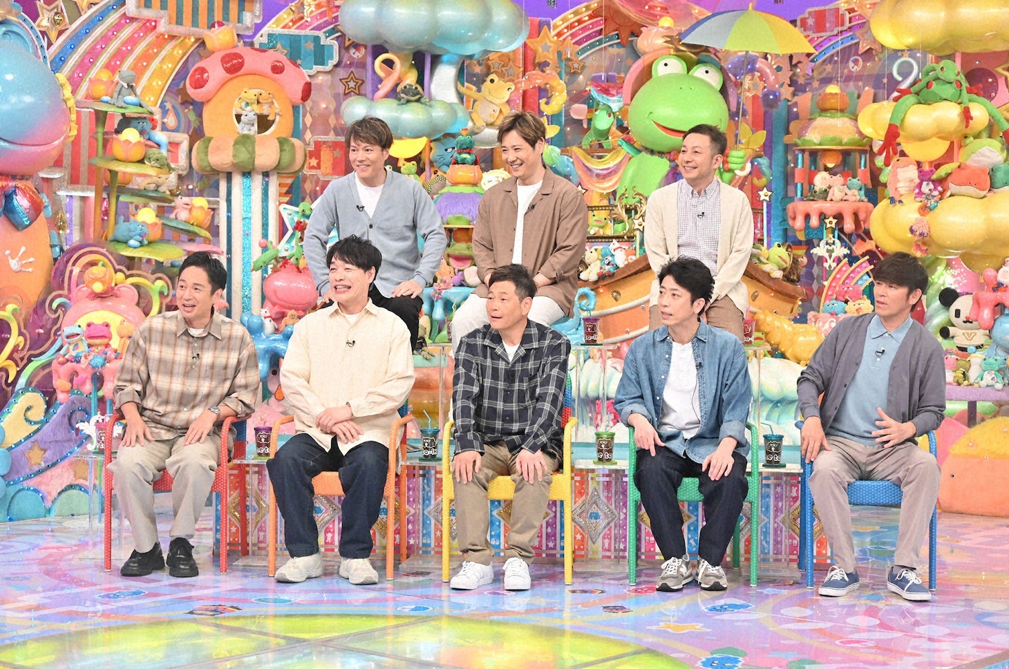 前列左から、チュートリアル徳井、麒麟・川島、ココリコ遠藤、フットボールアワー後藤、ますだおかだ岡田、後列左から、シャンプーハット恋さん、ライセンス藤原、我が家・坪倉