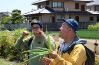 左から今田耕司、バイきんぐ西村