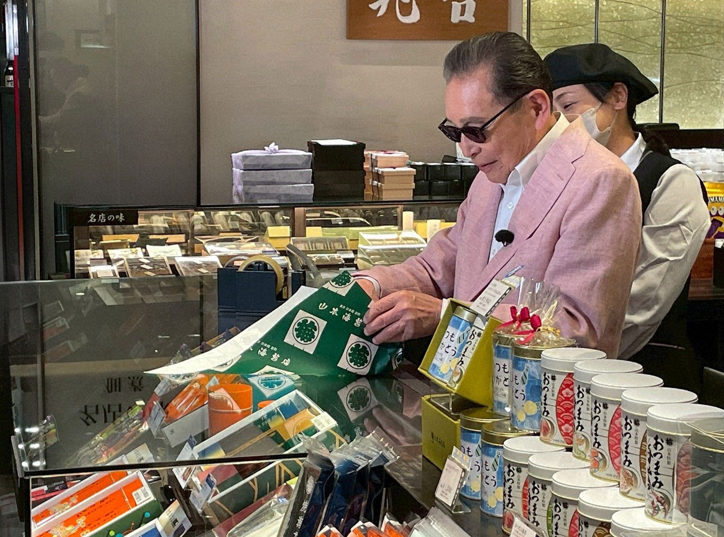 「タモリステーション」でデパ地下を訪れ、海苔缶のラッピングに挑むタモリ