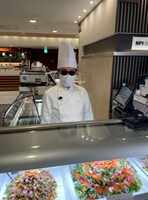 惣菜の量り売りに挑むタモリ