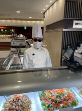 惣菜の量り売りに挑むタモリ