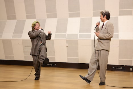 こっちのけんととコラボ歌唱する風間和彦（友田オレ）