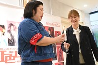 グッズの「へそから光る」ペンライトを説明する紅しょうが