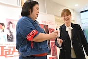 グッズの「へそから光る」ペンライトを説明する紅しょうが