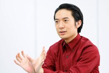 インタビューに答える友田オレ