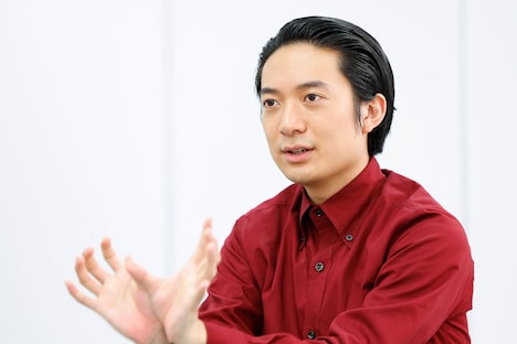 インタビューに答える友田オレ