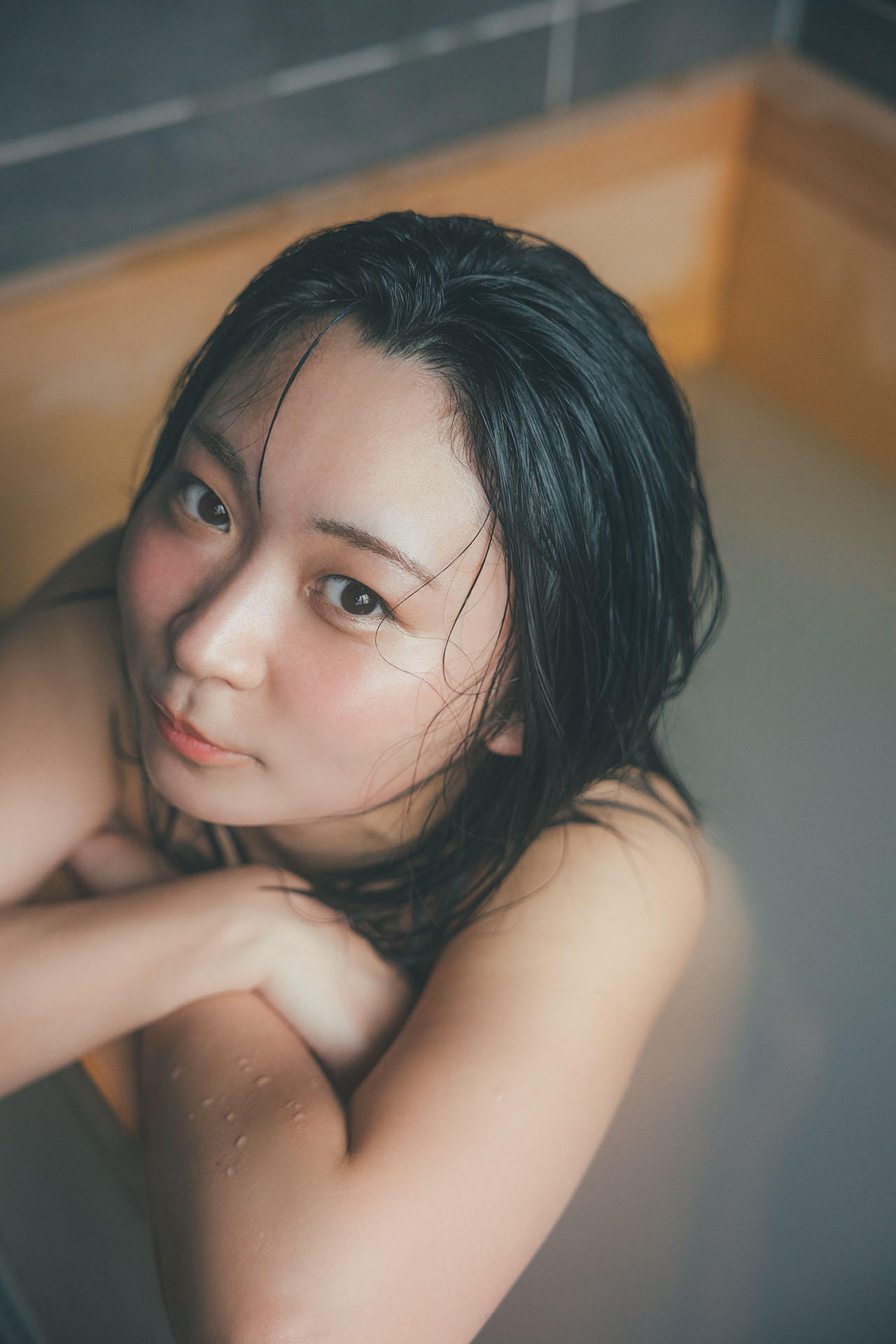 アンゴラ村長写真集「標準体型」より、公開された先行カット（撮影：東京祐／講談社）