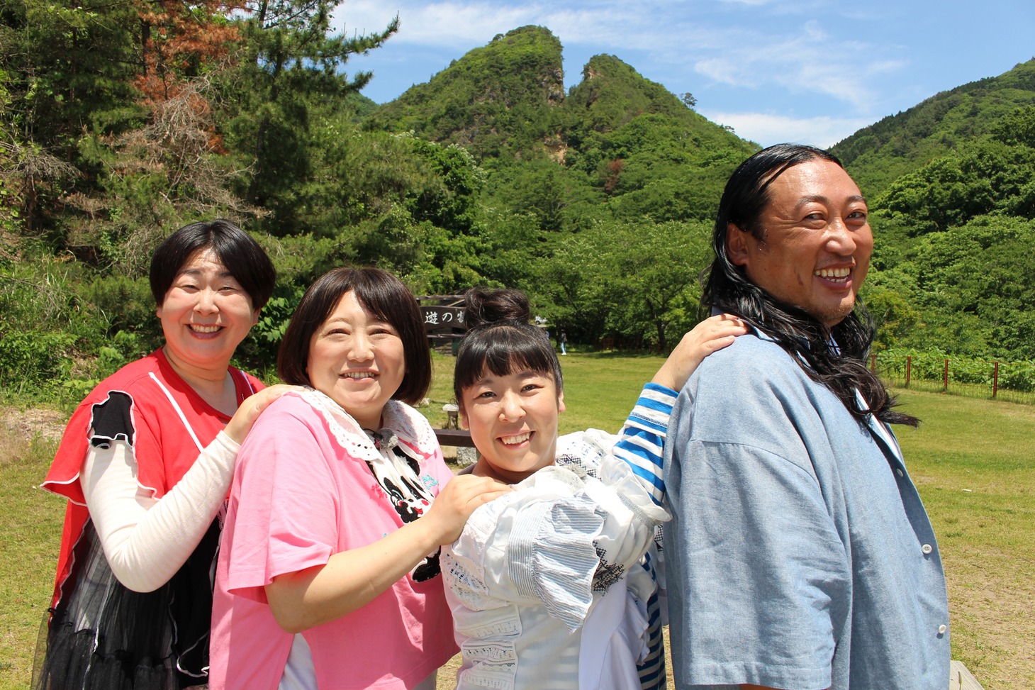 左から森三中、ロバート秋山