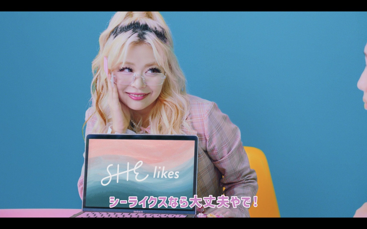 エルフが出演するSHElikesのWebCMより
