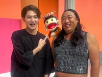 左から篠田直哉プロデューサー、ぐらぼう、ロバート秋山