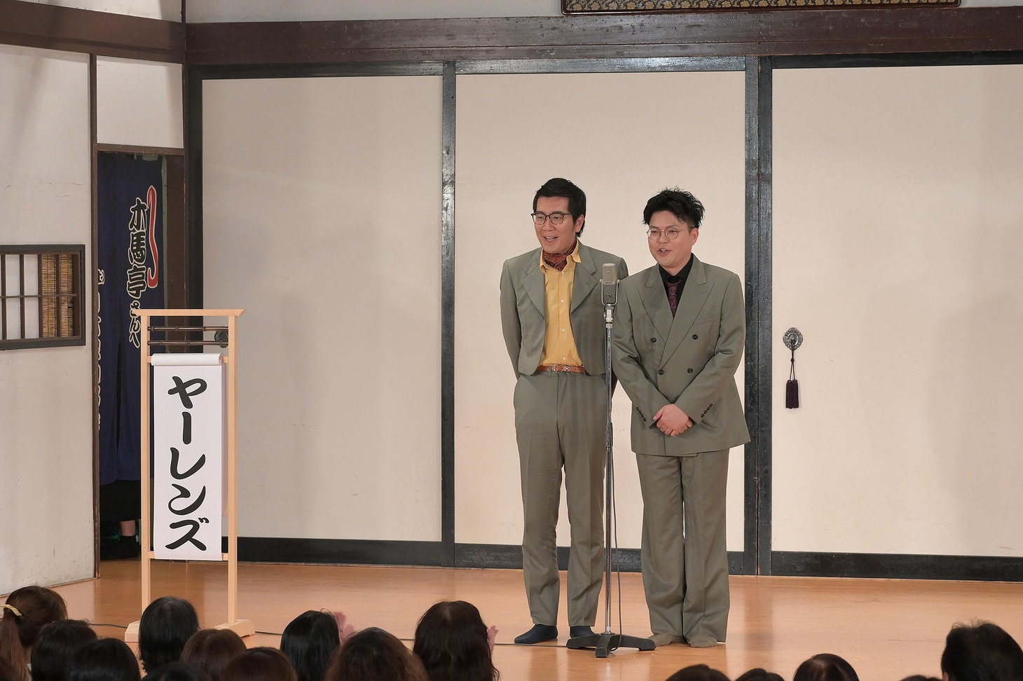 木馬亭で漫才を披露するヤーレンズ