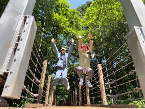 砧公園で「ひむ太郎」おなじみのジャンプ写真撮影をするバナナマン日村と遠藤さくら