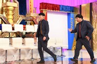 「前すいません」のような仕草で席に向かうロングコートダディ