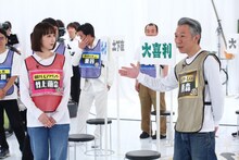 左から竹上萌奈アナウンサー、モンスターエンジン西森