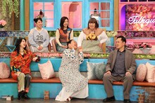 「トークィーンズ」に出演する（前列左から）ファーストサマーウイカ、いとうあさこ、くりぃむしちゅー有田と、（後列の）3時のヒロイン