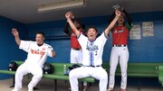 ベンチで盛り上がるバッテリィズ（後方）