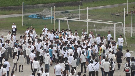 サッカーの助っ人で集まる500人
