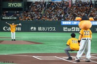 マウンドに立ったナイツ塙