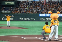 マウンドに立ったナイツ塙