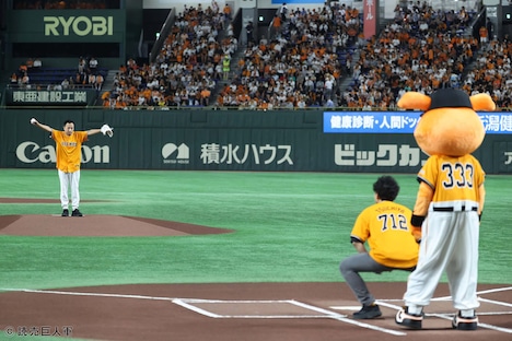 マウンドに立ったナイツ塙