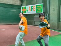 投球練習に臨んだナイツ