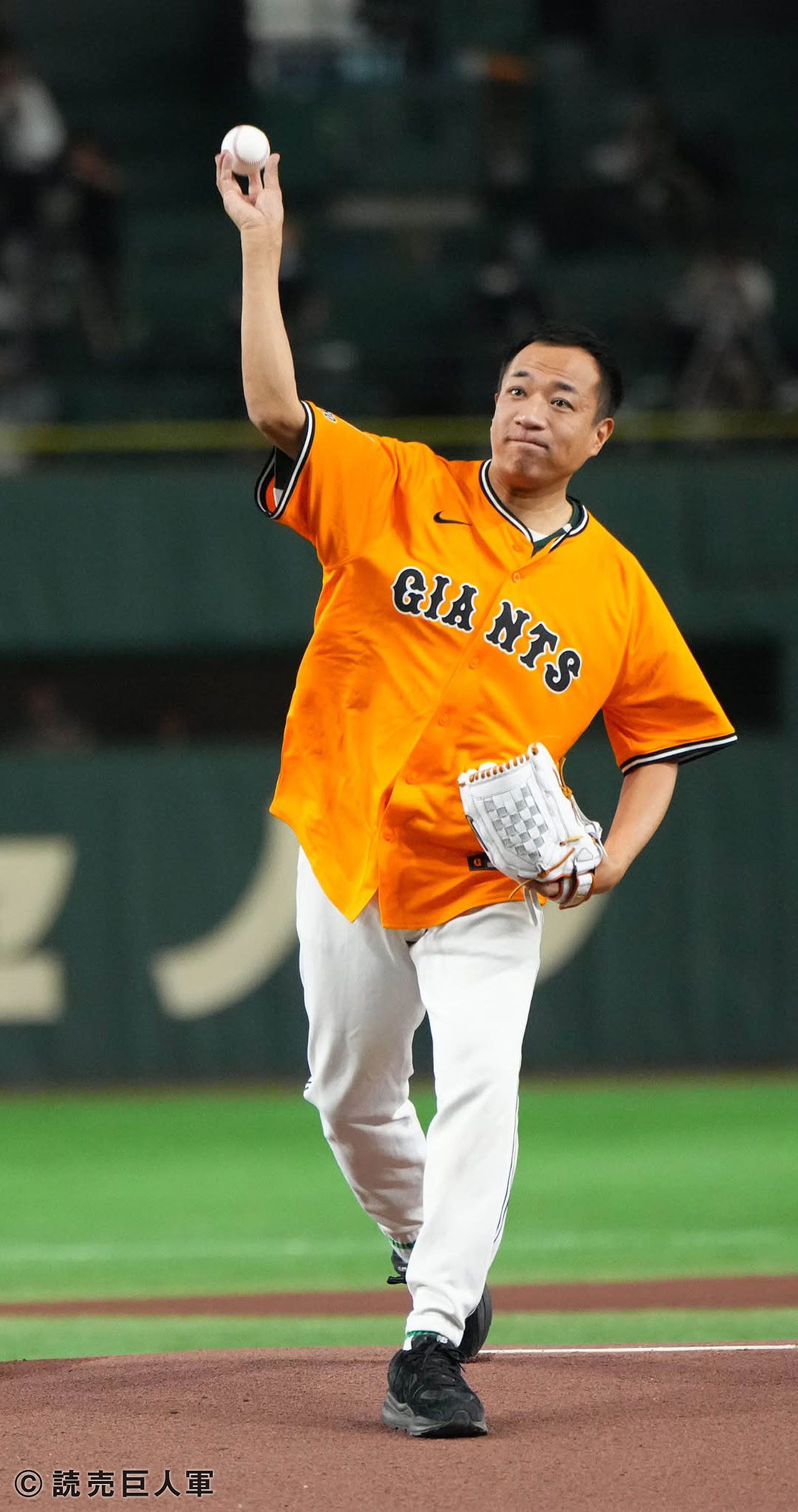 投球するナイツ塙