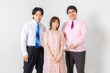 マヂカルラブリーと花澤香菜（中央）